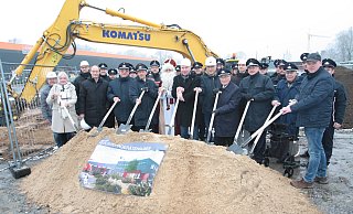 Viele Vertreter der Verwaltung, des Stadtrates und vor allem viele Mitglieder der Feuerwehr sind zusammen mit Bürgermeister Ulrich Lange beim Spatenstich der neuen Feuerwache dabei - und passend zum 6. Dezember unterstützt auch der Nikolaus den Start des lang ersehnten Großprojektes. - Uwe Müller Viele Vertreter der Verwaltung, des Stadtrates und vor allem viele Mitglieder der Feuerwehr sind zusammen mit Bürgermeister Ulrich Lange beim Spatenstich der neuen Feuerwache dabei - und passend zum 6. Dezember unterstützt auch der Nikolaus den Start des lang ersehnten Großprojektes. - Uwe Müller