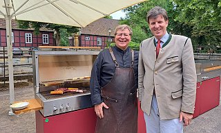 Sven Schurig (l.) und Maximilian Fürst zu Bentheim-Tecklenburg mit Maiskolben und einem Rib-Eye Steak auf dem Grill. - Marion Pokorra Sven Schurig (l.) und Maximilian Fürst zu Bentheim-Tecklenburg mit Maiskolben und einem Rib-Eye Steak auf dem Grill. - Marion Pokorra