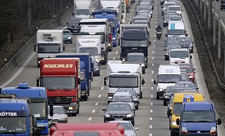 Auf der A2 in Richtung Hannover und in Richtung Dortmund staute es sich am Nachmittag mehrere Kilometer. - Verwendung weltweit, usage worldwide Auf der A2 in Richtung Hannover und in Richtung Dortmund staute es sich am Nachmittag mehrere Kilometer. - Verwendung weltweit, usage worldwide