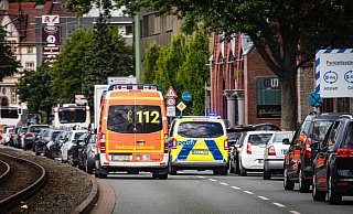Fast kein Durchkommen: Die Rettungsdienste stecken im Stau vor der Baustelle fest. Für eine Rettungsgasse fehlt der Platz. - Mike-Dennis Müller / www.mdm.photo Fast kein Durchkommen: Die Rettungsdienste stecken im Stau vor der Baustelle fest. Für eine Rettungsgasse fehlt der Platz. - Mike-Dennis Müller / www.mdm.photo