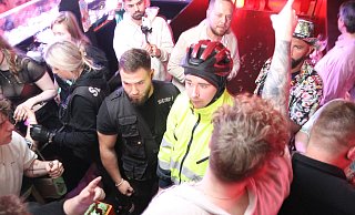 Im Herforder Go Parc ließ sich der selbsternannte "Anzeigenhauptmeister" feiern: Mehrere hundert Gäste zückten die Handys und machten Selfies mit ihm. - Claus Frickemeier Im Herforder Go Parc ließ sich der selbsternannte "Anzeigenhauptmeister" feiern: Mehrere hundert Gäste zückten die Handys und machten Selfies mit ihm. - Claus Frickemeier
