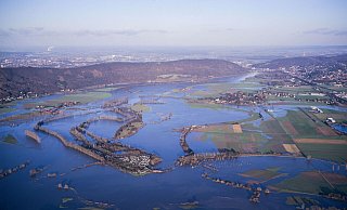 Hochwasser am Großen Weserbogen in der 90er Jahren. Der eigentliche Verlauf der Weser ist auch aus der Luft kaum zu erkennen. Welche Auswirkungen Jahrhunderthochwasser heute simulieren Gefahrenkarten. - Detlef Wittig Hochwasser am Großen Weserbogen in der 90er Jahren. Der eigentliche Verlauf der Weser ist auch aus der Luft kaum zu erkennen. Welche Auswirkungen Jahrhunderthochwasser heute simulieren Gefahrenkarten. - Detlef Wittig