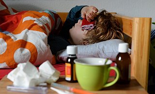 Der Fiebersaft für Kinder soll besonders knapp sein. - picture alliance / Frank May Der Fiebersaft für Kinder soll besonders knapp sein. - picture alliance / Frank May