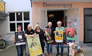 Vorstandsvorsitzende Susi Frey (v.l.), Klaus Sindern, Ulla Hantke, Hansgeorg Enzian, Bernd Hantke und Gerd Breker präsentieren die zahlreichen Künstlerinnen und Künstler, die bald auf der Amalthea-Bühne stehen werden. - Moritz Jülich Vorstandsvorsitzende Susi Frey (v.l.), Klaus Sindern, Ulla Hantke, Hansgeorg Enzian, Bernd Hantke und Gerd Breker präsentieren die zahlreichen Künstlerinnen und Künstler, die bald auf der Amalthea-Bühne stehen werden. - Moritz Jülich