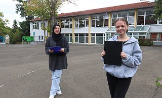 Nisa Nur Ucar und Christine Doroschenko haben ihre Praktikumsplätze auch noch nicht sicher. Sie sprechen als Schülervertreterinnen für ihre Mitschüler, die teilweise dringend noch Plätze suchen. - Judith Gladow Nisa Nur Ucar und Christine Doroschenko haben ihre Praktikumsplätze auch noch nicht sicher. Sie sprechen als Schülervertreterinnen für ihre Mitschüler, die teilweise dringend noch Plätze suchen. - Judith Gladow