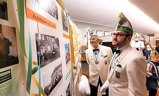 Bei den jährlichen Ausstellungseröffnungen der StKG sieht man eigentlich die Möbel vor lauter Leuten nicht – coronabedingt ist das anders. Dafür haben Frederik Bräkling (r.) und Klaus Hübner viel Platz und Ruhe, um sich die jecke Ausstellung gleich nach der Eröffnung in der oberen Etage des Möbelmuseums anzuschauen. - Madita Schellenberg Bei den jährlichen Ausstellungseröffnungen der StKG sieht man eigentlich die Möbel vor lauter Leuten nicht – coronabedingt ist das anders. Dafür haben Frederik Bräkling (r.) und Klaus Hübner viel Platz und Ruhe, um sich die jecke Ausstellung gleich nach der Eröffnung in der oberen Etage des Möbelmuseums anzuschauen. - Madita Schellenberg