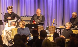 Christina Huckle (l.) moderierte den Abend in der Oetkerhalle. Britta Haßelmann (r.) wurde im Verlauf der zwei Stunden zunehmend lockerer. - Mike-Dennis Mller / www.mdm.photo Christina Huckle (l.) moderierte den Abend in der Oetkerhalle. Britta Haßelmann (r.) wurde im Verlauf der zwei Stunden zunehmend lockerer. - Mike-Dennis Mller / www.mdm.photo