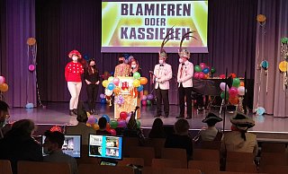 Beim Spiel "Blamieren oder Kassieren" stellte Prinz Marc Obermann sein Wissen unter Beweis. Nicht immer mit Erfolg. - Realschule Steinheim Beim Spiel "Blamieren oder Kassieren" stellte Prinz Marc Obermann sein Wissen unter Beweis. Nicht immer mit Erfolg. - Realschule Steinheim