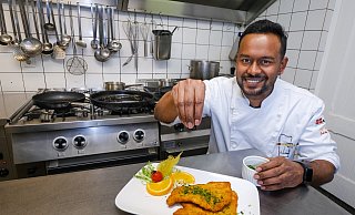 Küchenchef Rubel Ahmed kocht nur, was ihm selbst schmeckt. Und die Schnitzel in verschiedenen Variationen im Restaurant Bartsch gehören definitiv dazu. - Andreas Zobe Küchenchef Rubel Ahmed kocht nur, was ihm selbst schmeckt. Und die Schnitzel in verschiedenen Variationen im Restaurant Bartsch gehören definitiv dazu. - Andreas Zobe