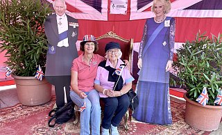 Bärbel Williams und Margret Stracke sind extra aus Gütersloh und Harsewinkel angereist und fühlen sich wohl zwischen dem königlichen Paar Charles und Camilla. - Carola Drabon Bärbel Williams und Margret Stracke sind extra aus Gütersloh und Harsewinkel angereist und fühlen sich wohl zwischen dem königlichen Paar Charles und Camilla. - Carola Drabon