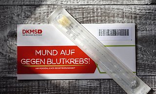 Die DKMS (Deutsche Knochenmarkspenderdatei) registriert potenzielle Stammzellspender, mit dem Ziel, Blutkrebs-Patienten mit einer Stammzelltransplantation eine Heilung zu ermöglichen. Für die Registrierung sind nur drei Wagenabstriche nötig. - picture alliance / Geisler-Fotopress Die DKMS (Deutsche Knochenmarkspenderdatei) registriert potenzielle Stammzellspender, mit dem Ziel, Blutkrebs-Patienten mit einer Stammzelltransplantation eine Heilung zu ermöglichen. Für die Registrierung sind nur drei Wagenabstriche nötig. - picture alliance / Geisler-Fotopress