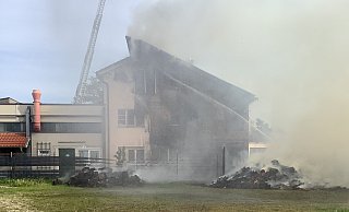 Dichter Rauch dringt aus dem brennenden Wohnhaus im Paderborner Gewerbegebiet Dören. - Feuerwehr Paderborn. Dichter Rauch dringt aus dem brennenden Wohnhaus im Paderborner Gewerbegebiet Dören. - Feuerwehr Paderborn.