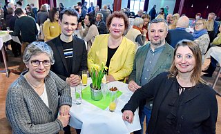 Britta Haßelmann, Dominic Hallau, Christina Osei sowie die Parteisprecher Cim Kartal und Daniela Kluge (von links) begrüßten 240 Gäste zum grünen Neujahrstreffen. - Barbara Franke Britta Haßelmann, Dominic Hallau, Christina Osei sowie die Parteisprecher Cim Kartal und Daniela Kluge (von links) begrüßten 240 Gäste zum grünen Neujahrstreffen. - Barbara Franke