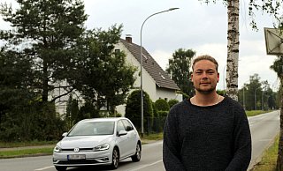 Fabian Farthmann will Autofahrer vor Blitzern warnen. Wer „Moneypenny", seinen Kollegen „Nico" oder eine Polizeikontrolle sieht, kann ihn darüber informieren. - Melanie Wigger Fabian Farthmann will Autofahrer vor Blitzern warnen. Wer „Moneypenny", seinen Kollegen „Nico" oder eine Polizeikontrolle sieht, kann ihn darüber informieren. - Melanie Wigger