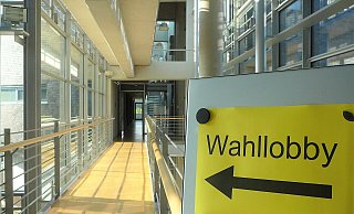 In der Wahllobby im Sitzungssaal des Kreishauses in Gütersloh gibt es am Abend der Landtagswahl, Sonntag, 15. Mai, die Wahlergebnisse – lokal wie landesweit. - Kreis Gütersloh In der Wahllobby im Sitzungssaal des Kreishauses in Gütersloh gibt es am Abend der Landtagswahl, Sonntag, 15. Mai, die Wahlergebnisse – lokal wie landesweit. - Kreis Gütersloh