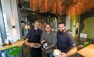 Warten bei "Heins speist" auf ihre Gäste: Heins-Küchenchef Alec Großmann (v.l.), Inhaber Dominik Stollberg und Betriebsleiter Lukas Fleer. - Andreas Zobe Warten bei "Heins speist" auf ihre Gäste: Heins-Küchenchef Alec Großmann (v.l.), Inhaber Dominik Stollberg und Betriebsleiter Lukas Fleer. - Andreas Zobe