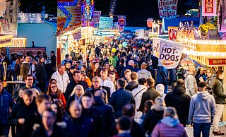 Wieviele Menschen sind aktuell auf der Pollhans-Kirmes? Mithilfe smarter Technologien könnte das in Erfahrung gebracht werden. - Besim Mazhiqi Wieviele Menschen sind aktuell auf der Pollhans-Kirmes? Mithilfe smarter Technologien könnte das in Erfahrung gebracht werden. - Besim Mazhiqi