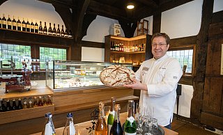 Zwischen der alten kleinen Theke vorn (mit allerlei Süffigem) und der neuen großen, dem historischen Ambiente angepassten hinten hält Gastronom Silvio Eberlein ein rundes Roggen-Weizenbrot in der Hand, das er im speichereigenen Ofen gebacken hat. - Oliver Krato Zwischen der alten kleinen Theke vorn (mit allerlei Süffigem) und der neuen großen, dem historischen Ambiente angepassten hinten hält Gastronom Silvio Eberlein ein rundes Roggen-Weizenbrot in der Hand, das er im speichereigenen Ofen gebacken hat. - Oliver Krato