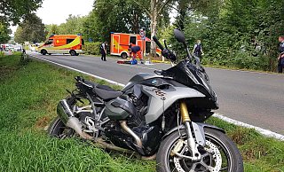 Der Biker (75) aus dem Kreis Lippe wurde schwer verletzt – war aber ansprechbar. - David Schellenberg Der Biker (75) aus dem Kreis Lippe wurde schwer verletzt – war aber ansprechbar. - David Schellenberg