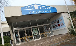 Am Donnerstagabend blieb die Bühne im Bünder Stadtgarten leer. Der Auftritt des umstrittenen Comedian Luke Mockridge wurde abgesagt. - JAN-HENRIK GERDENER Am Donnerstagabend blieb die Bühne im Bünder Stadtgarten leer. Der Auftritt des umstrittenen Comedian Luke Mockridge wurde abgesagt. - JAN-HENRIK GERDENER