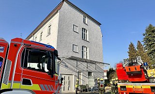 Zu einem gemeldeten Zimmerbrand mit Menschenleben in Gefahr rückte die Feuerwehr Paderborn zum Franziskanerkloster an der Westernstraße aus. - © 2024 Ralph Meyer. Alle Inhalte urheberrechtlich geschützt. Zu einem gemeldeten Zimmerbrand mit Menschenleben in Gefahr rückte die Feuerwehr Paderborn zum Franziskanerkloster an der Westernstraße aus. - © 2024 Ralph Meyer. Alle Inhalte urheberrechtlich geschützt.