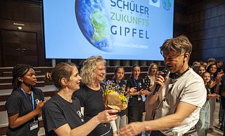 Die Projektleitung um Anne Morre und Britta Gonsior (von links) bekommt von Markus Tenkhoff, Geschäftsführer der Kommunikationsagentur "Get People" als Dank einen Strauß überreicht. - © Jörg Dieckmann - www. dieckmann-fotodesign.de Die Projektleitung um Anne Morre und Britta Gonsior (von links) bekommt von Markus Tenkhoff, Geschäftsführer der Kommunikationsagentur "Get People" als Dank einen Strauß überreicht. - © Jörg Dieckmann - www. dieckmann-fotodesign.de