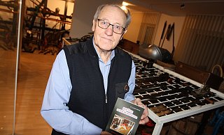 Wilhelm Austenfeld, pensionierter Polizei-Hauptkommissar, hat die Heimatstube in Ostenland mit aufgebaut. Und diese spielt in seinem ersten Krimi eine ganz zentrale Rolle. - Uwe Müller Wilhelm Austenfeld, pensionierter Polizei-Hauptkommissar, hat die Heimatstube in Ostenland mit aufgebaut. Und diese spielt in seinem ersten Krimi eine ganz zentrale Rolle. - Uwe Müller