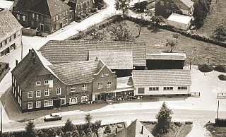 Dieses Luftbild zeigt das Haus Nordbrock und die Parzelle, die heute als das ehemalige Elli-Markt-Grundstück bezeichnet wird, in den 1960er Jahren. Im Vordergrund ist die Fürstenstraße zu sehen. - Heimatverein Verl Dieses Luftbild zeigt das Haus Nordbrock und die Parzelle, die heute als das ehemalige Elli-Markt-Grundstück bezeichnet wird, in den 1960er Jahren. Im Vordergrund ist die Fürstenstraße zu sehen. - Heimatverein Verl