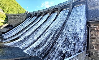 Die Diemeltalsperre am Feiertag. Wasser ergießt sich durch den Überlauf. - Simone Flörke Die Diemeltalsperre am Feiertag. Wasser ergießt sich durch den Überlauf. - Simone Flörke