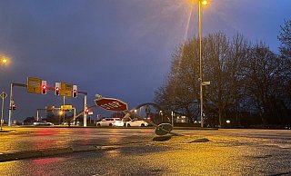 Am Sonntagabend krachte ein Auto wegen des Glatteises gegen ein Schild auf der Verkehrsinsel Ecke Vinckestraße/Klausenwall. Nur einer von etlichen Glätteunfällen im Kreis. - Patrick Schwemling Am Sonntagabend krachte ein Auto wegen des Glatteises gegen ein Schild auf der Verkehrsinsel Ecke Vinckestraße/Klausenwall. Nur einer von etlichen Glätteunfällen im Kreis. - Patrick Schwemling