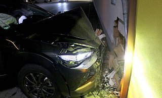 Der Mazda hatte die Wand des Discounters durchbrochen. Weinflaschen flogen innen aus einem Regal und zerbarsten am Boden. - Polizei Paderborn Der Mazda hatte die Wand des Discounters durchbrochen. Weinflaschen flogen innen aus einem Regal und zerbarsten am Boden. - Polizei Paderborn