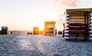 Der Sonnenuntergang am Strand hat auf Borkum eine ganz eigene Anmutung. - Torsten Dachwitz Fotografie Der Sonnenuntergang am Strand hat auf Borkum eine ganz eigene Anmutung. - Torsten Dachwitz Fotografie