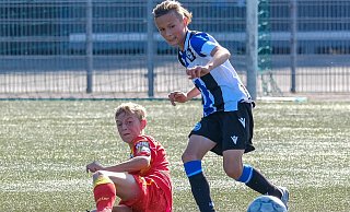Arminias U-14-Kicker Max Klecha (r.), der nach Vorarbeit von Danny Gross das 1:0 gegen Paderborn erzielte, lässt hier seinem Gegenspieler nicht den Hauch einer Chance auf den Ball. Foto: Andreas Zobe - Foto: Andreas Zobe/NW Arminias U-14-Kicker Max Klecha (r.), der nach Vorarbeit von Danny Gross das 1:0 gegen Paderborn erzielte, lässt hier seinem Gegenspieler nicht den Hauch einer Chance auf den Ball. Foto: Andreas Zobe - Foto: Andreas Zobe/NW