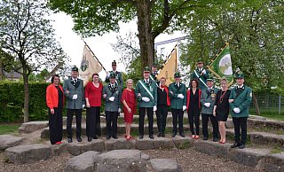 Der neue Hofstaat: (v.l.) Sebastian und Solvejg Wolf, Michael und Melanie Frank (Zeremonienmeisterpaar), Königspaar Jürgen Schütte und Tanja Kerkmann-Schütte, Michael und Jutta Amedick, Rudolf Reiling und Sabine Kleine, Manuel und Sandra Blotenberg - Schützenbruderschaft Wewer Der neue Hofstaat: (v.l.) Sebastian und Solvejg Wolf, Michael und Melanie Frank (Zeremonienmeisterpaar), Königspaar Jürgen Schütte und Tanja Kerkmann-Schütte, Michael und Jutta Amedick, Rudolf Reiling und Sabine Kleine, Manuel und Sandra Blotenberg - Schützenbruderschaft Wewer