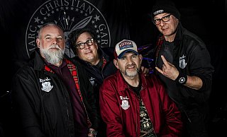 Marc Jürgen, Christian Keller, Jochen Vahle und Garrelt Riepelmeier stehen seit zwanzig Jahren für kinderkompatiblen Punk und Hardrock. Bei ihrer neuen Platte kommt auch Tango und Country dazu. - Steffi Behrmann Marc Jürgen, Christian Keller, Jochen Vahle und Garrelt Riepelmeier stehen seit zwanzig Jahren für kinderkompatiblen Punk und Hardrock. Bei ihrer neuen Platte kommt auch Tango und Country dazu. - Steffi Behrmann
