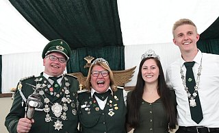 Wie alle Königspaare im Verler Land regieren Jürgen und Katie Schumacher sowie Molina Rennerich und Domenik Hermes aus Sürenheide ihre Schützen bereits seit 2019. Dann kam Corona. Im kommenden Sommer sollen endlich wieder Schützenfeste stattfinden und ihre Nachfolger gefunden werden. - Andreas Eickhoff Wie alle Königspaare im Verler Land regieren Jürgen und Katie Schumacher sowie Molina Rennerich und Domenik Hermes aus Sürenheide ihre Schützen bereits seit 2019. Dann kam Corona. Im kommenden Sommer sollen endlich wieder Schützenfeste stattfinden und ihre Nachfolger gefunden werden. - Andreas Eickhoff