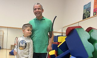 Klicksonartrainer Juan Ruiz und Finn Bee lachen während des Trainings viel. - Jenny Westhues Klicksonartrainer Juan Ruiz und Finn Bee lachen während des Trainings viel. - Jenny Westhues