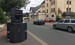 Der Panzerblitzer stand auf der Diebrocker Straße und kontrollierte die Tempo-30-Vorschrift. - Christina Römer Der Panzerblitzer stand auf der Diebrocker Straße und kontrollierte die Tempo-30-Vorschrift. - Christina Römer