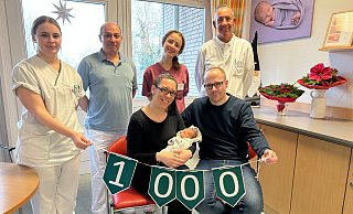 Über die Geburt des kleinen Mick freuen sich mit den Eltern Bianca und Tobias (vorne) Hebamme Oda Johanna Platte (v. l.), Oberarzt Sergey Zaikin, Hebamme Judith Ens sowie Chefarzt Michael Patrick Lux. - Krankenhaus St. Josef Über die Geburt des kleinen Mick freuen sich mit den Eltern Bianca und Tobias (vorne) Hebamme Oda Johanna Platte (v. l.), Oberarzt Sergey Zaikin, Hebamme Judith Ens sowie Chefarzt Michael Patrick Lux. - Krankenhaus St. Josef