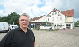 Gastronom Johann Schneider hat das traditionsreiche Gasthaus Am Museumshof in Kleinendorf übernommen. Er hat viel vor und möchte das Haus zu einem Treffpunkt für die Menschen machen. - Joern Spreen-Ledebur Gastronom Johann Schneider hat das traditionsreiche Gasthaus Am Museumshof in Kleinendorf übernommen. Er hat viel vor und möchte das Haus zu einem Treffpunkt für die Menschen machen. - Joern Spreen-Ledebur