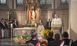 In seiner Predigt in der Pfarr- und Wallfahrtskirche würdigte Weihbischof Dominicus Meier Verne als Ort des Vertrauens, des Aufatmens und des Angenommenseins. - Thomas Throenle / Erzbistum Paderborn In seiner Predigt in der Pfarr- und Wallfahrtskirche würdigte Weihbischof Dominicus Meier Verne als Ort des Vertrauens, des Aufatmens und des Angenommenseins. - Thomas Throenle / Erzbistum Paderborn