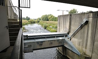 Durchblick: Sicht durchs Löhner Werrewehr flussaufwärts. Bei Hochwasser können die Klappen geschlossen werden. - Sandra C. Siegemund Durchblick: Sicht durchs Löhner Werrewehr flussaufwärts. Bei Hochwasser können die Klappen geschlossen werden. - Sandra C. Siegemund