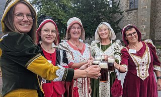 Die Stiftsdamen Mareike Gutsche, Claudia Holtmeier, Astrid Wiederhold, Henriette Wollförster und Martina Schlüter werden sich als Äbtissinnen unters Volk mischen. - Burkhard Battran Die Stiftsdamen Mareike Gutsche, Claudia Holtmeier, Astrid Wiederhold, Henriette Wollförster und Martina Schlüter werden sich als Äbtissinnen unters Volk mischen. - Burkhard Battran