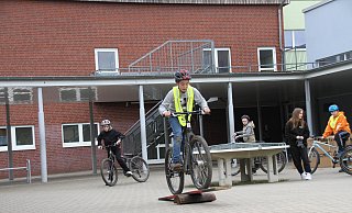 Sie trainieren für die Landesmeisterschaften: Die Schüler der Städtischen Realschule Steinheim haben sich schon für den kommenden Wettbewerb angemeldet und halten sich per Parcoursfahren auf dem eigenen Schulhof fit. - Madita Schellenberg Sie trainieren für die Landesmeisterschaften: Die Schüler der Städtischen Realschule Steinheim haben sich schon für den kommenden Wettbewerb angemeldet und halten sich per Parcoursfahren auf dem eigenen Schulhof fit. - Madita Schellenberg