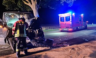 Ein Feuerwehrmann des Löschzugs Dörenhagen begutachtet den bei dem Unfall auf der B68 zerstörten Bulli. - Freiwillige Feuerwehr Borchen Ein Feuerwehrmann des Löschzugs Dörenhagen begutachtet den bei dem Unfall auf der B68 zerstörten Bulli. - Freiwillige Feuerwehr Borchen