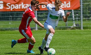 Damian Bittner (r.) und die B-Junioren des VfL Theesen beendeten die Saison mit einem 3:1-Heimsieg gegen RW Ahlen. - Andreas Zobe Damian Bittner (r.) und die B-Junioren des VfL Theesen beendeten die Saison mit einem 3:1-Heimsieg gegen RW Ahlen. - Andreas Zobe