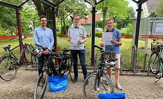 Marco Kleinschmidt (Mitte) und Wolfgang Eickhoff (rechts) freuen sich über die Urkunden, die sie vom Löhner Mobilitätsmanager Mats Ottemeier (links) überreicht bekommen haben. Kalle Held ist nicht auf dem Foto zu sehen, da er eine Fahrradtour zum Mont Ventoux in der Provence macht. ?Foto: Stadt Löhne - Stadt Löhne Marco Kleinschmidt (Mitte) und Wolfgang Eickhoff (rechts) freuen sich über die Urkunden, die sie vom Löhner Mobilitätsmanager Mats Ottemeier (links) überreicht bekommen haben. Kalle Held ist nicht auf dem Foto zu sehen, da er eine Fahrradtour zum Mont Ventoux in der Provence macht. ?Foto: Stadt Löhne - Stadt Löhne