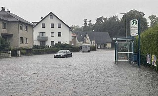 Die Heeper Straße stand knapp hinter dem Alten Postweg knietief unter Wasser. - NW Die Heeper Straße stand knapp hinter dem Alten Postweg knietief unter Wasser. - NW