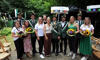 Der neue Hof des Schützenvereins Schweicheln mit König Sinan Steiner in der Mitte. - Yvonne Gottschlich Der neue Hof des Schützenvereins Schweicheln mit König Sinan Steiner in der Mitte. - Yvonne Gottschlich