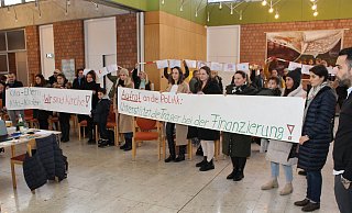 Eltern und Kinder der Paderborner Kita Himmelszelt protestieren gegen die drohende Aufgabe der evangelischen Trägerschaft. - EKP/Oliver Claes Eltern und Kinder der Paderborner Kita Himmelszelt protestieren gegen die drohende Aufgabe der evangelischen Trägerschaft. - EKP/Oliver Claes